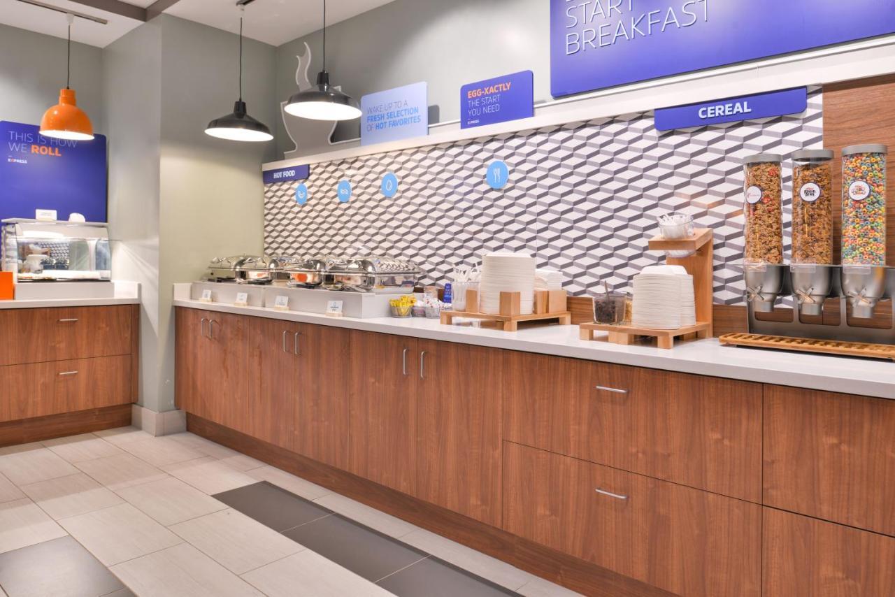 Holiday Inn Express - Milwaukee Downtown By Ihg Екстер'єр фото